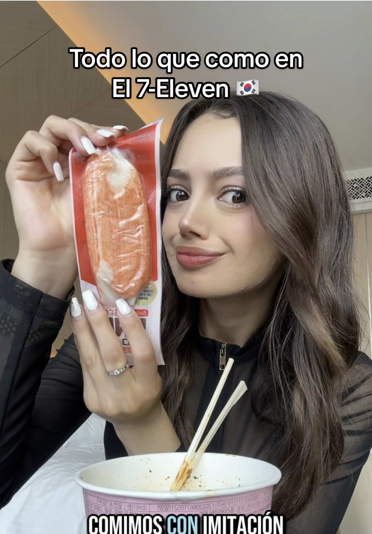 A post by @paoruizb on TikTok caption: Viaje a Corea del Sur solo por comer en el 7-Eleven 😱‼️ pero no fue lo que esperaba …. #behindthescenes #detrasdecamaras #bloompartner @Bloom Nutrition #ConSantanderConecto 
