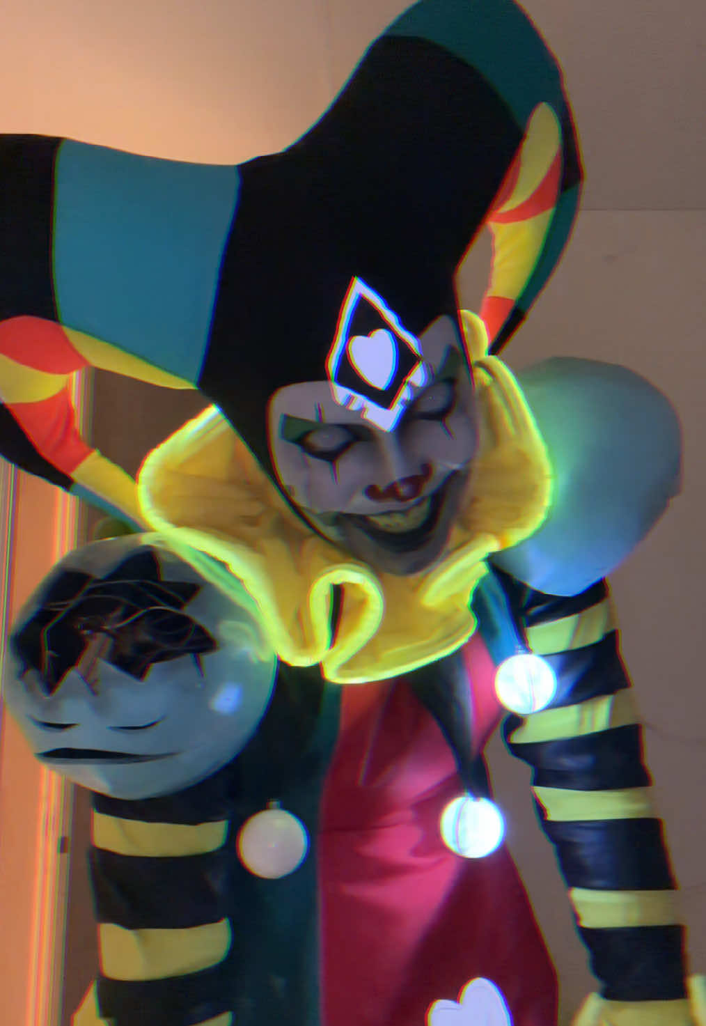 A post by @jackwise_clown on TikTok caption: #robofizz #robofizzcosplay #hellubaboss #helluvabosscosplay #fizzarolli #fizzarollicosplay 