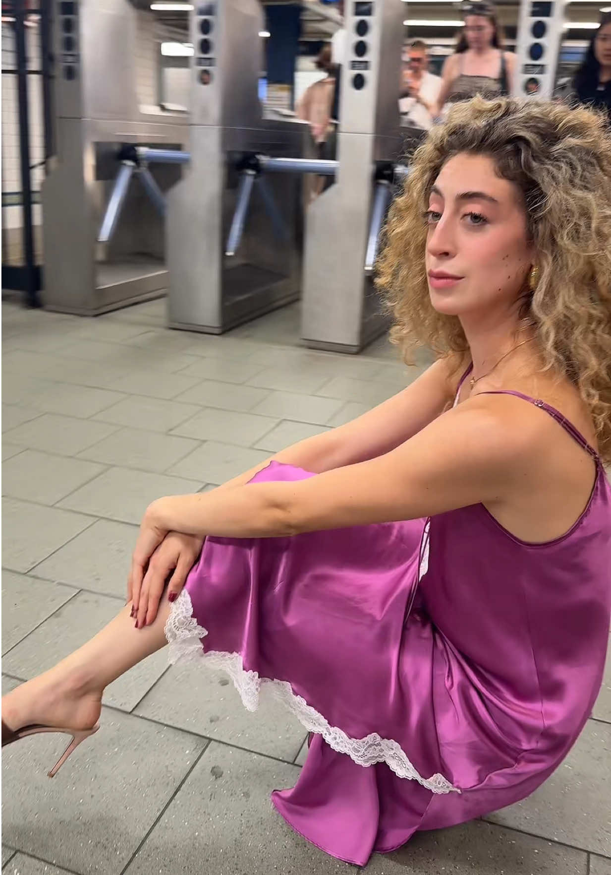 A post by @ssoleon on TikTok caption: just a balance queeeeen (im shakiinnggg) waiting for her carriage (ze metro)