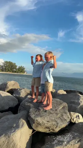 A post by @logandurrance12 on TikTok caption: We can not wait to see these pic results!! #dadsoftiktok #beach #pictures #family 
