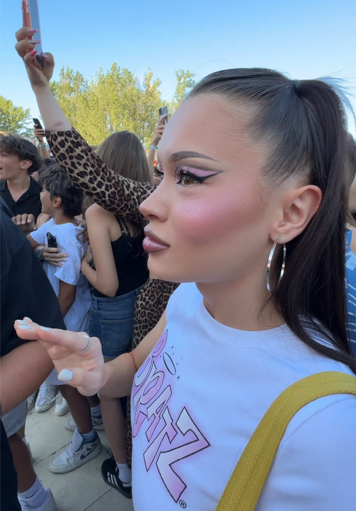 A post by @stefiolariu on TikTok caption: 🤏🏻🤏🏻🤏🏻 prima data la concert vorba aia……. @Ionuț Avram 