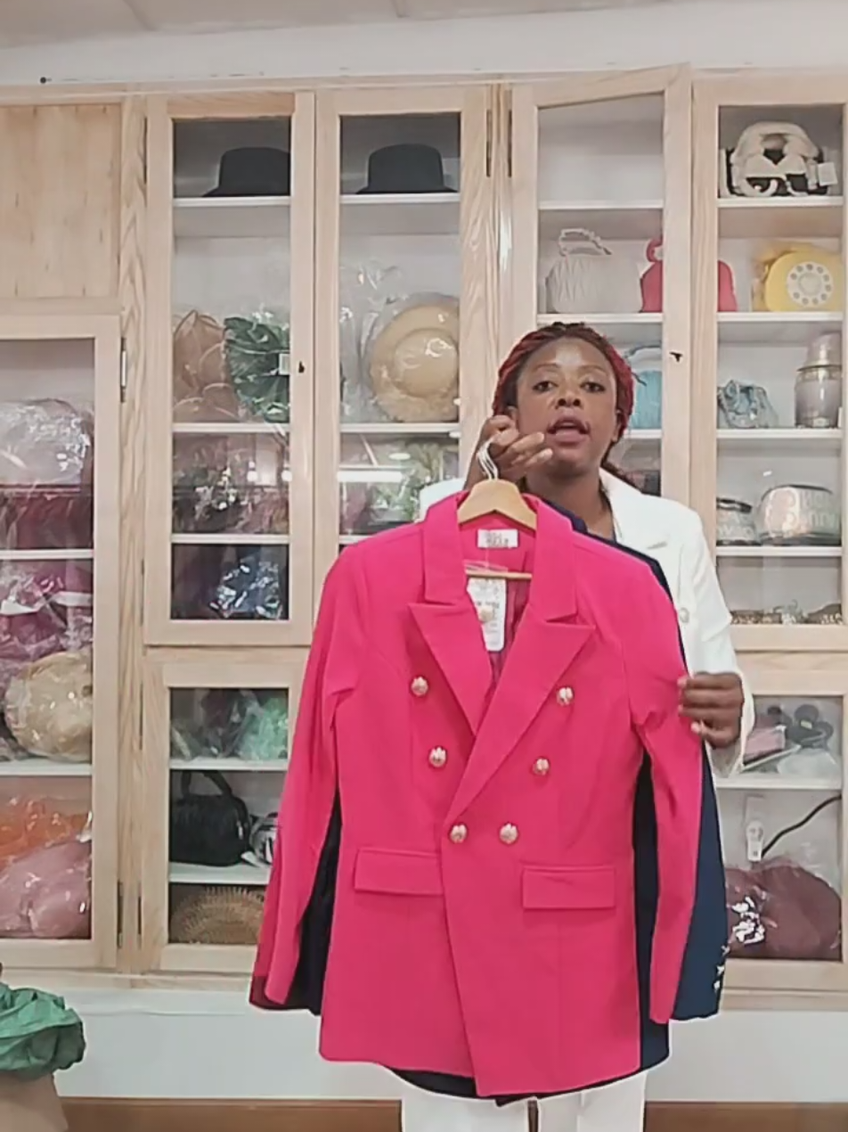 A post by @labombecamerofficiel on TikTok caption: #tiktoklive #livehighlights #labombecamer #laguerta #chicetglams27 #chic #meilleurrapportqualitéprix 