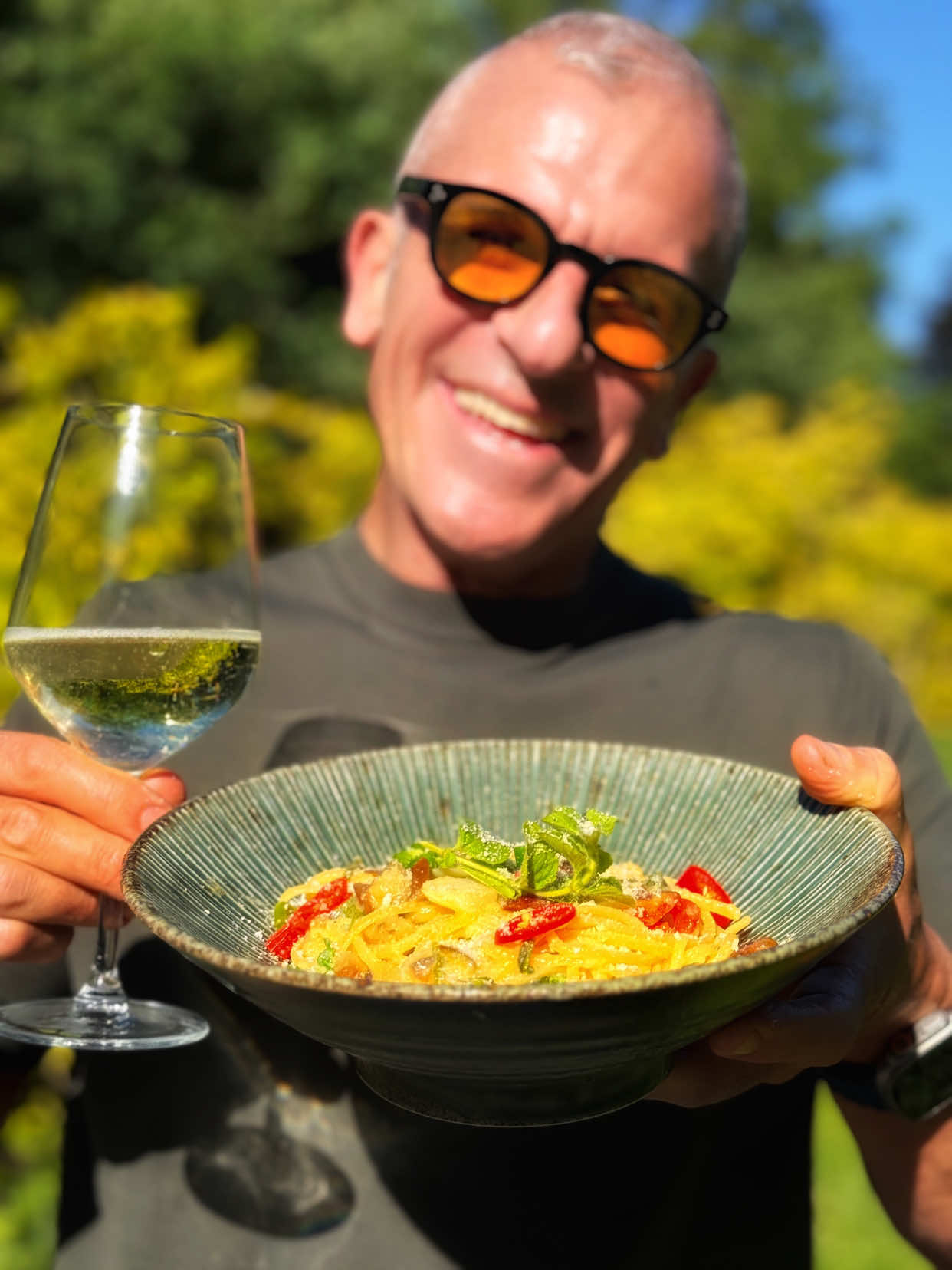 A post by @chefmaxmariola on TikTok caption: Linguine melanzane, mentuccia e pecorino 🍝 Con pochi ingredienti e un pò di fantasia vi faccio venire l'acquolina in bocca in men che non si dica 🤤 Rifate anche voi questa ricetta e ditemi com'è venuta 💬 INGREDIENTI 👇 Linguine Melanzane perlina Pecorino Aglio Peperoncino fresco Mentuccia romana Sale Olio bono #chefmaxmariola #maxmariola #maxmariolacucinapervoi  #thesoundoflove 