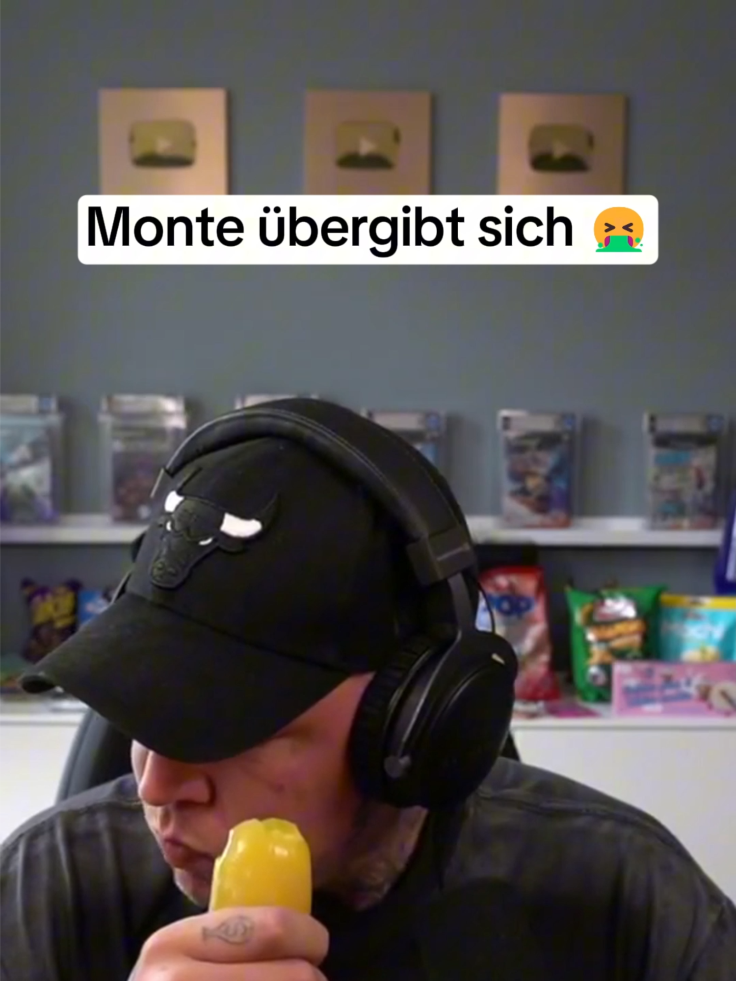 A post by @montanablackclips on TikTok caption: Monte übergibt sich 🤮 #monte #montanablack #montanablack88 #ekelig #spuk #gurke #sweets #jelly #tasty #asmr
