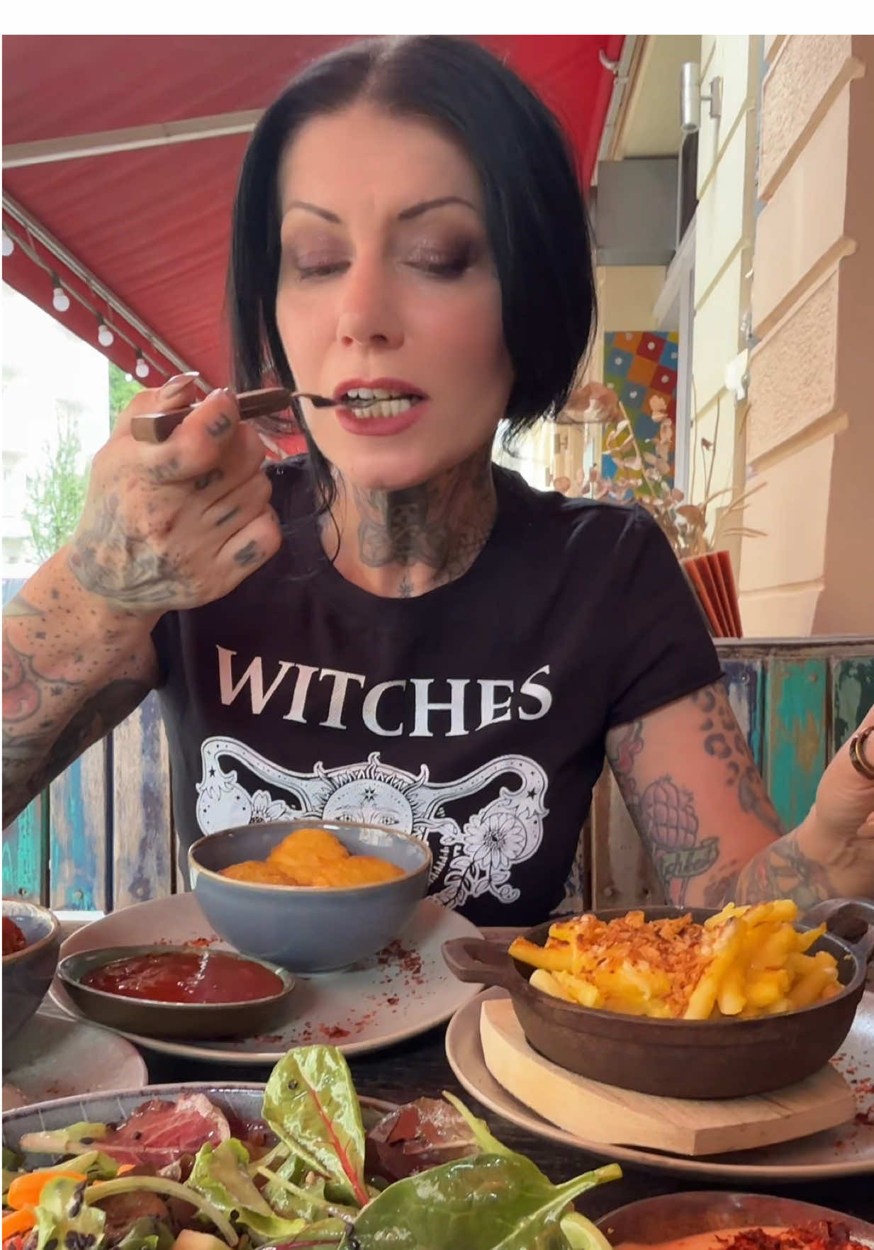 A post by @eve_pain on TikTok caption: Froindlichst 🤤 #vegan #berlin #foodtok 