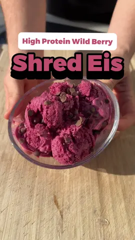 A post by @fitness.compani0n on TikTok caption: Musste das Ende drin lassen ❤️🤞🏼 Teile das Rezept mit deinen Freunden & Speicher es dir direkt ab, damit du es nicht lange suchen 💾 Anzeige| Mit Code: „FITROB" könnt ihr nurnoch bis 23:59 Uhr bei @ESN - Elite Sports Nutrition bis zu -50% sparen. Nutzt das aus Vielen Dank für euren Support ❤️🙏🏼 ⚜️ Nahrwerte: 335 kcal | 20g KH | 47g Eiweiß | 6g Fett ⚜️Zutaten: - 150g TK Beerenmix - 75g Körniner Frischkäse - 100g Skyr - 35g Designer Whey ⚜️Zubereitung: 1) Alles zusammen geben, mixen und für mindestens 3h in die Tiefkühltruhe #abnehmen #diät #gesunderezepte #eisrezept #fitnessrezept #highprotein #eiweiß 