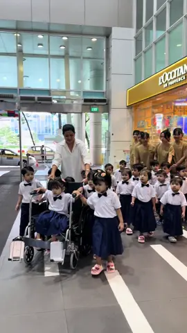 A post by @khinehninwai19 on TikTok caption: အငယ်တွေ ကျောင်းပို့💙💙
