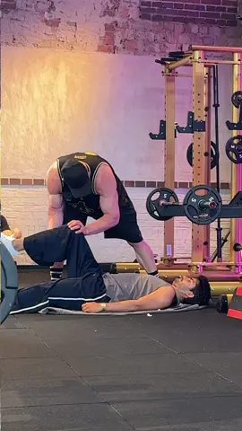 A post by @johannes_luckas on TikTok caption: Keine Übung sehe ich so oft falsch ausgeführt wie den Romanian Deadlift. Wobei die Bewegung eigentlich recht simpel ist. Ein sogenannter „Hiphinge“, das nach hinten Führen der Hüfte und wieder zurück. Die Hantel bleibt dabei möglichst dicht am Oberschenkel und die Wirbelsäule gerade. Es wird tief in den Rumpf (Bauch, Brust) geatmet um den Bauchraum mit Luft zu füllen und die Wirbelsäule zu schützen (Intraabdominaler Druck)