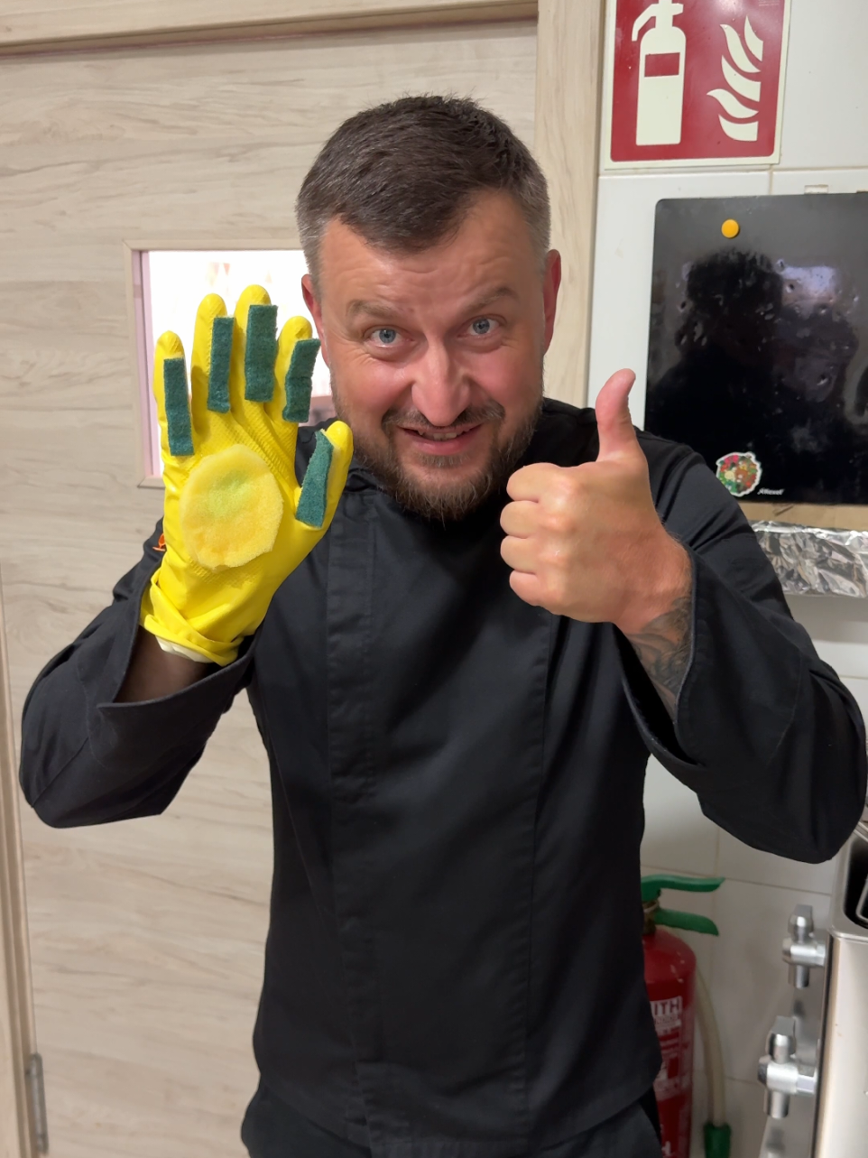 A post by @dobrovolskyichef on TikTok caption: I made a SUPER weird dishwashing gadget 🧽💥