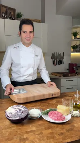 A post by @sebastian_fitarau on TikTok caption: Risotto al cavolo cappuccio viola, fonduta di parmigiano e salsiccia 🤤 ingredienti x2: 180g riso carnaroli 200g cavolo cappuccio rosso 2 rametti di timo mezzo bicchiere di vino bianco  40g parmigiano  20g burro 100g salsiccia  Buon Appetito!🍴 Risotto with Purple Cabbage, Parmesan Fondue, and Sausage 🤤 Ingredients for 2 servings: - 180g Carnaroli rice - 200g red cabbage - 2 sprigs of thyme - Half a glass of white wine - 40g Parmesan cheese - 20g butter - 100g sausage Enjoy your meal!🍴 . . . #risotto #salsiccia #cavolocappuccioviola #primipiatti #sebastianfitarau #chef #ilgustodellasemplicità 