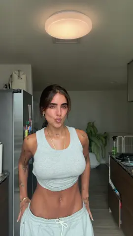 A post by @isalavenezolanaa on TikTok caption: buenos dias #fyp 