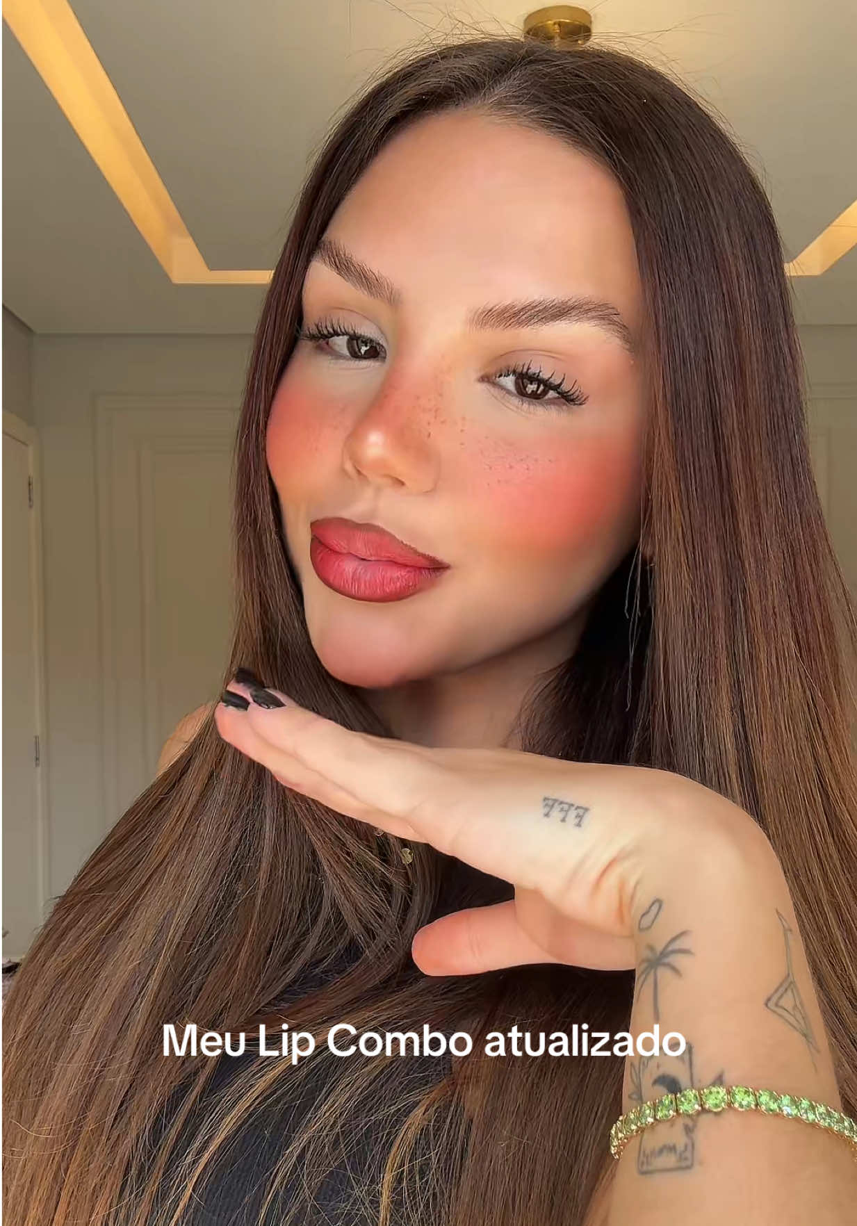 A post by @vivi on TikTok caption: Meu Lip Combo atualizado