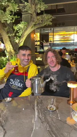 A post by @cznburak on TikTok caption: Yanımdaki kralı tanıyanlar yoruma😍 Çay seversen ?😂