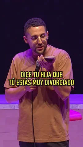 A post by @galdervaras on TikTok caption: Divorciadísimo ✨ #standup #monologo #comedia #crowdwork #monologos 