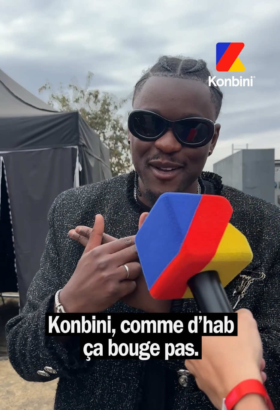 A post by @konbini on TikTok caption: Entre sa première fois à @yardland_ et leur première officielle sur scène avec Theodora, @Guy2Bezbarofficial a frappé fort, transformant le festival en FlingueurLand pendant 45 bonnes minutes. On a pu le suivre juste avant sa montée💥 