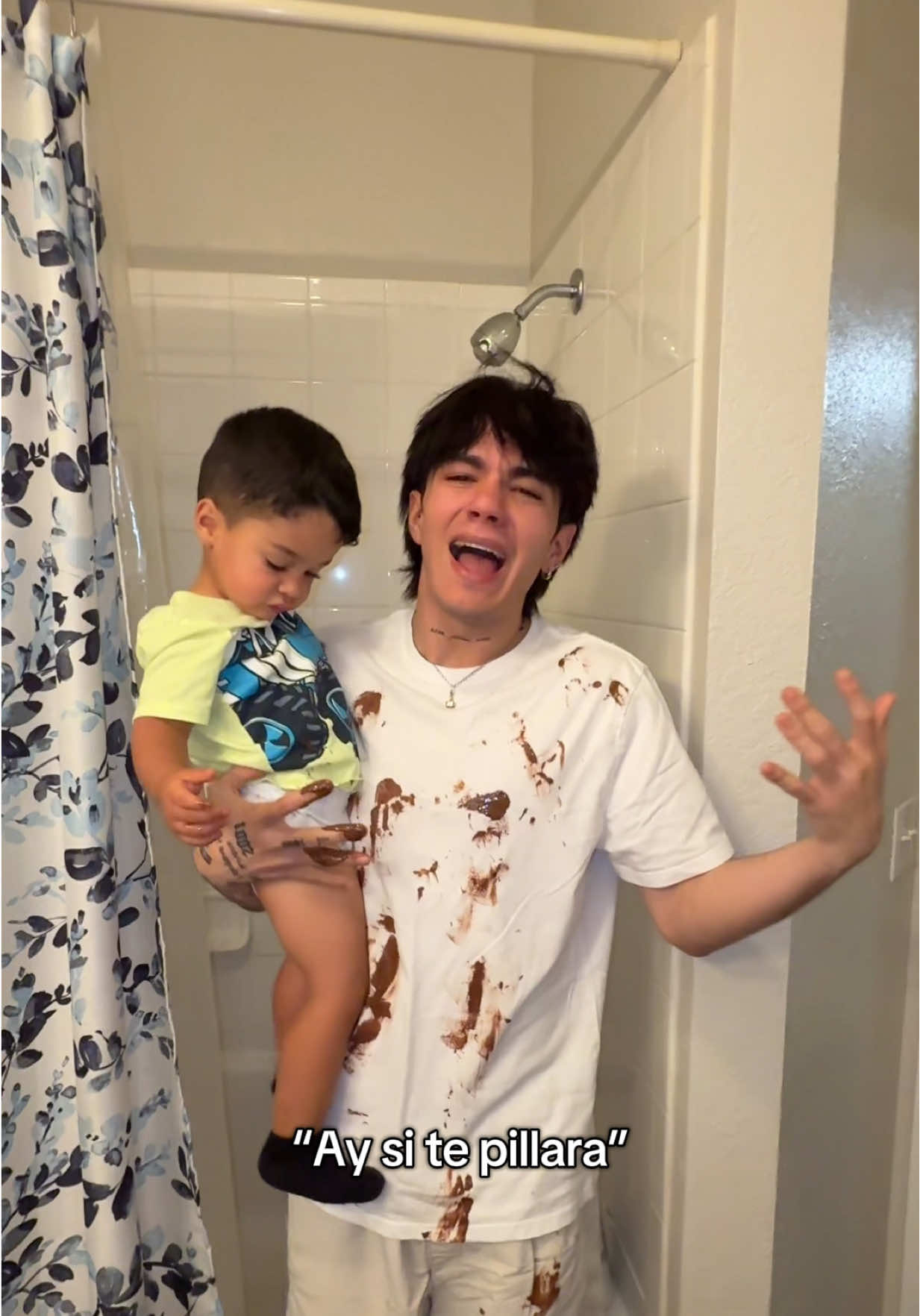 A post by @carlhoos_ on TikTok caption: Contexto: estaba grabando con el un video de humor sobre que se hiciera popó y estábamos embarrados de Nutella y si se hizo popó en realidad en pleno video  🤣😭 #carlosalbertofuentes #carlosalberto #carlhoos_ 