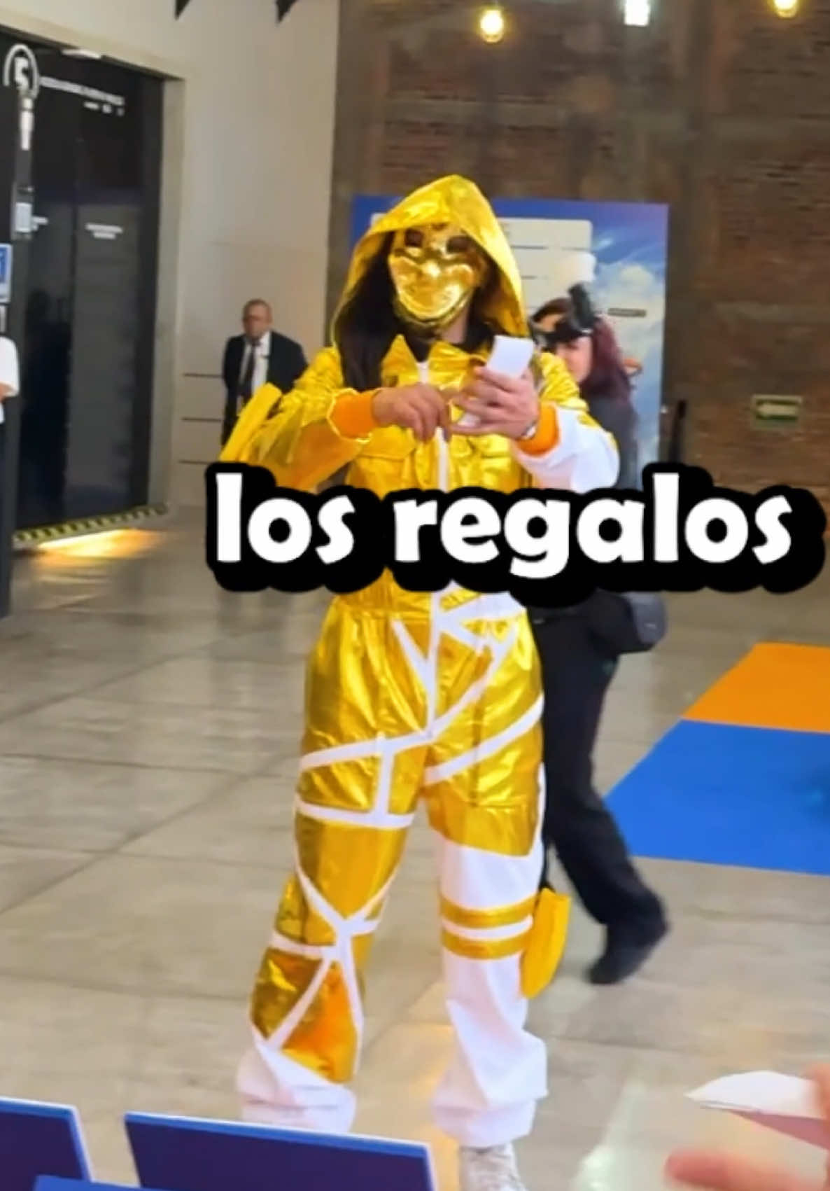 A post by @thedonato on TikTok caption: Me enfrenté al criminal dorado en la vida real !! #8AniversarioFF #freefire @Garena Free Fire LATAM 