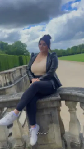A post by @aleyna.tskn26 on TikTok caption: 🖤🖤🖤 #kesfet #fyp #Yorgunum🖤 #bosverdim🖤 #kassel🇩🇪 