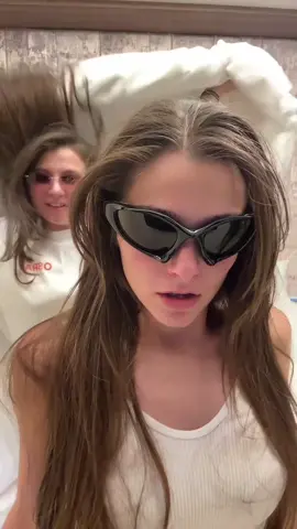 A post by @theorose on TikTok caption: 😂 urmareste ea trendurile @Ionita Alice 