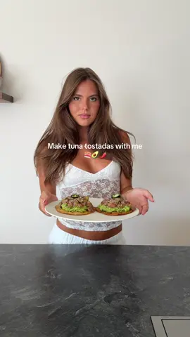 A post by @ninahouston on TikTok caption: Sla dit recept op om een keertje te maken this summer 🍣🍋‍🟩🌶️🥑 Oprecht m’n lievelings eten!! #FoodTok #Recipe #dinnerinspo #recept #tacos #tunatostadas #cookwithme 