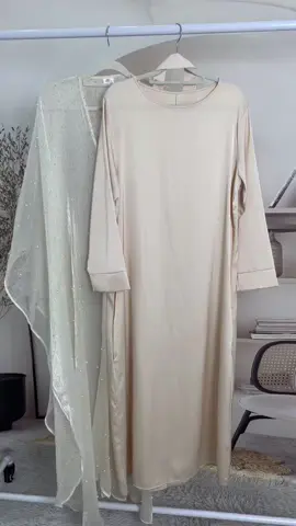 A post by @abayawardrobe on TikTok caption: #abaya #abayadress #forsummer#comfydress #abayastyle #abayafashion #muslim #muslimclothing #eid #tiktokmademebuyit  #spotlight#maydeals #dealdrops #summersale 
