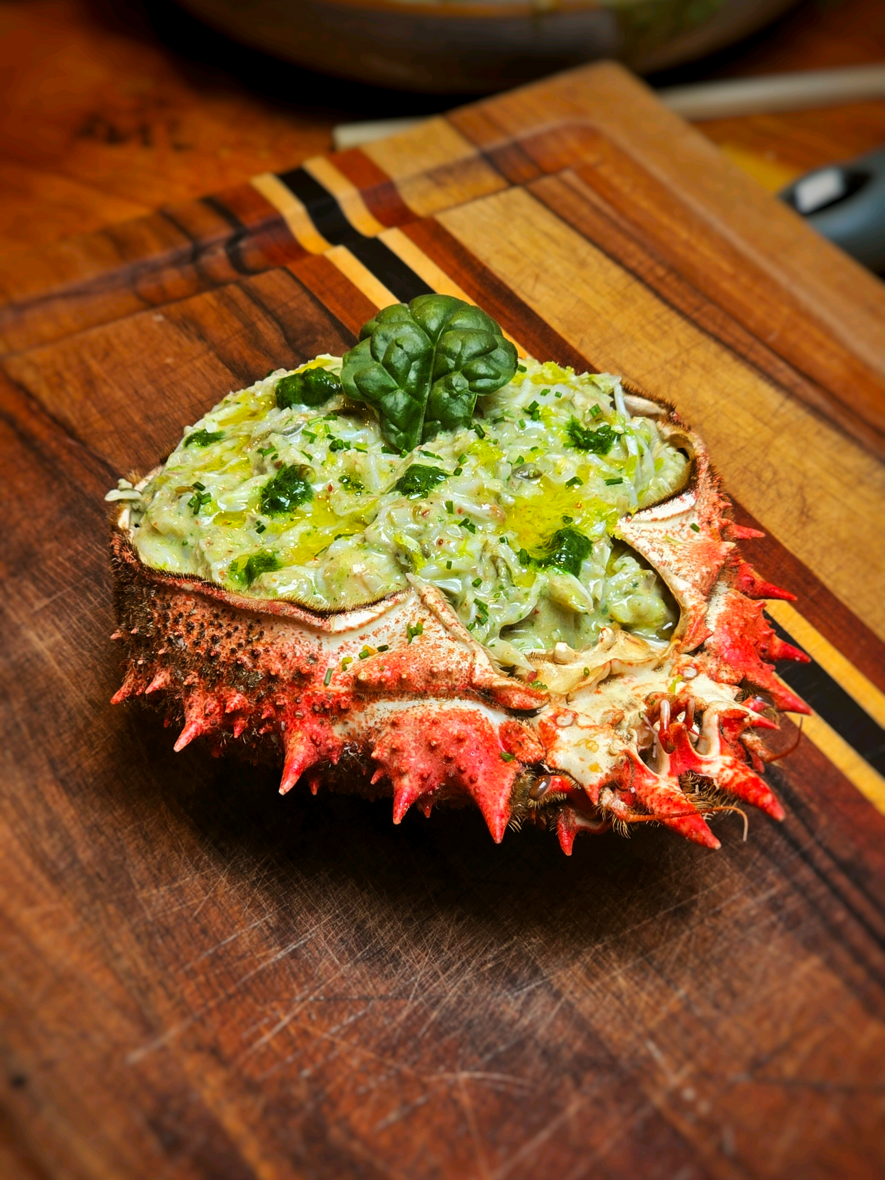 A post by @bonne_pitance on TikTok caption: Rillettes de monstre des mers !  J'adore l'araignée de mer !  A mon humble avis, ça éteint le homard !  Mais c'est assez compliqué de s'en procurer, il y a de moins en moins de poissonneries en France, et de moins en moins de vente de crustacés vivants dans les poissonneries, donc pense à commander !  Pour la mise à m0rt, tu peux la placer quelques minutes au congel pour l'endormir, mais le plus important est d'avoir l'eau la plus chaude possible, la m0rt est quasi instantanée. Oublie le couteau, tu vas t'ouvrir la main, la carapace est extrèmement solide. Pour la cuisson:  Dans de l'eau salée très chaude pendant 15 à 20 minutes (en fonction de la taille). Ensuite tu les sors de l'eau et tu les laisses refroidir à température ambiante. Pour la sauce :  Tu commences par faire une mayonnaise, soit lu la colore en vert comme moi en faisant cette étape :  - Plonger des jeunes pousses d'épinard dans de l'eau bouillante salée 1 à 2 min, puis les plonger dans de l'eau glacée. Mixer les épinards avec de l'huile et des gousses d'ail.  J'émince finement une échalotte, des salicornes (en pickles, pour remplacer les cornichons), des câpres, du piment d'Espelette je mélange le tout.  J'ajoute le zeste d'un citron vert, et le jus d'un demi citron vert.  Je place au frais.  Ici j'ai nettoyé copieusement l'intérieur de la tête pour m'en servir de plat, pour faire un dressage sympa !  Allez, Bon app ! 