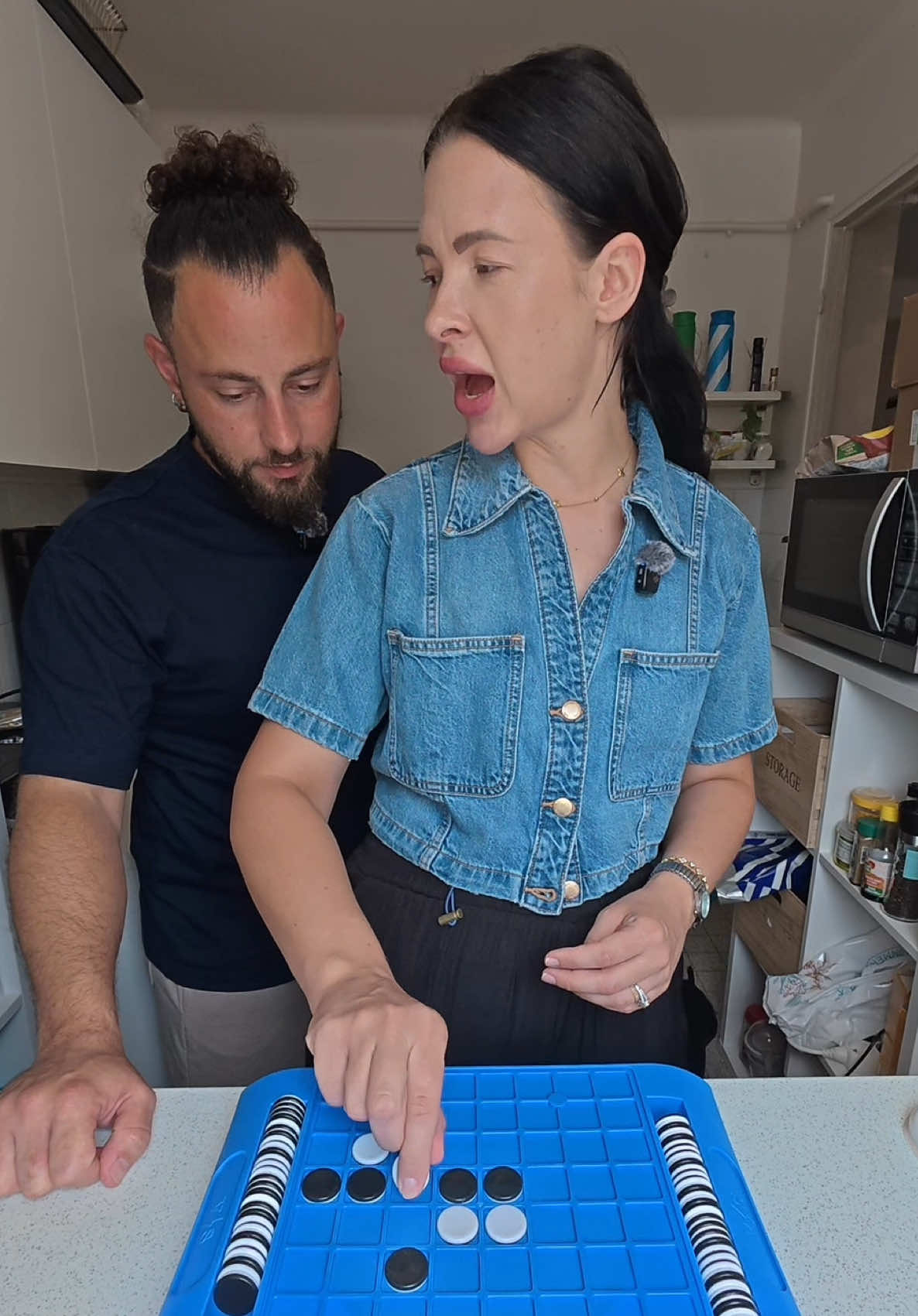 A post by @deniska....teniska on TikTok caption: Le gagnant garde les bonbons 😂 ! @WePlay #jeux #weplay #reversi 