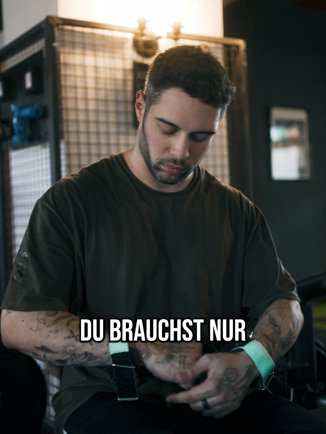 A post by @lennartfelix on TikTok caption: 2x3 Übungen für Rücken und Bizeps 1. Mit Kelso Shrugs nehmen wir den Bizeps raus. 2. Breites Latziehen und enges Rudern sorgen dafür, dass wir den Lat aus beiden Zugrichtungen treffen (ggf. notwendig um oberen und unteren Lat maximal zu stimulieren) 3. Es gibt Hinweise darauf, dass der Bizeps einen besseren Hebel bekommt, je weiter der Oberarm hinter den Körper wandert. Die Möglichkeit decken wir mit Incline bzw. Bayesian Cable Curls ab und Preacher Curls sind einfach top, weil stabil af. Anzeige für ESN