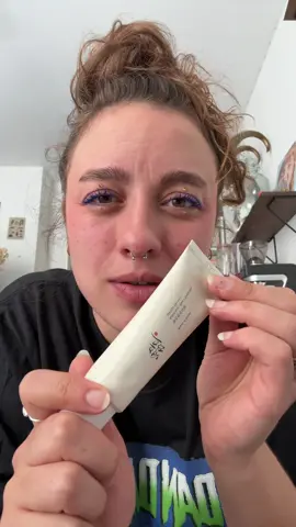A post by @lise_favre on TikTok caption: MET TA CRÈME OU BAGARRE 🤜🏼💥🤛🏼 Merci @Beauty of Joseon pour les produits jsuis bien obligée d’avouer qu’ils sont bien Produits offerts #cremesolaire #skincarecoreenne #beautyofjoseon 