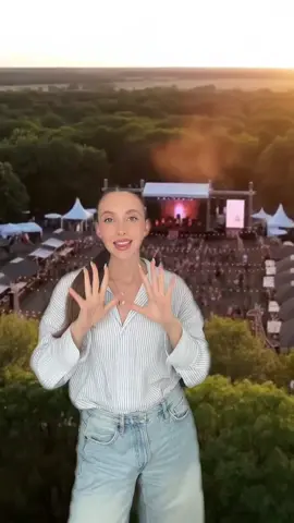 A post by @martinastrazzer_ on TikTok caption: Mancano solo 5 GIORNI al Festival 😍 OGGI È L’ULTIMO GIORNO per ricevere le vip box a casa con l’acquisto del vostro biglietto, correte su TICKETMASTER 🔥