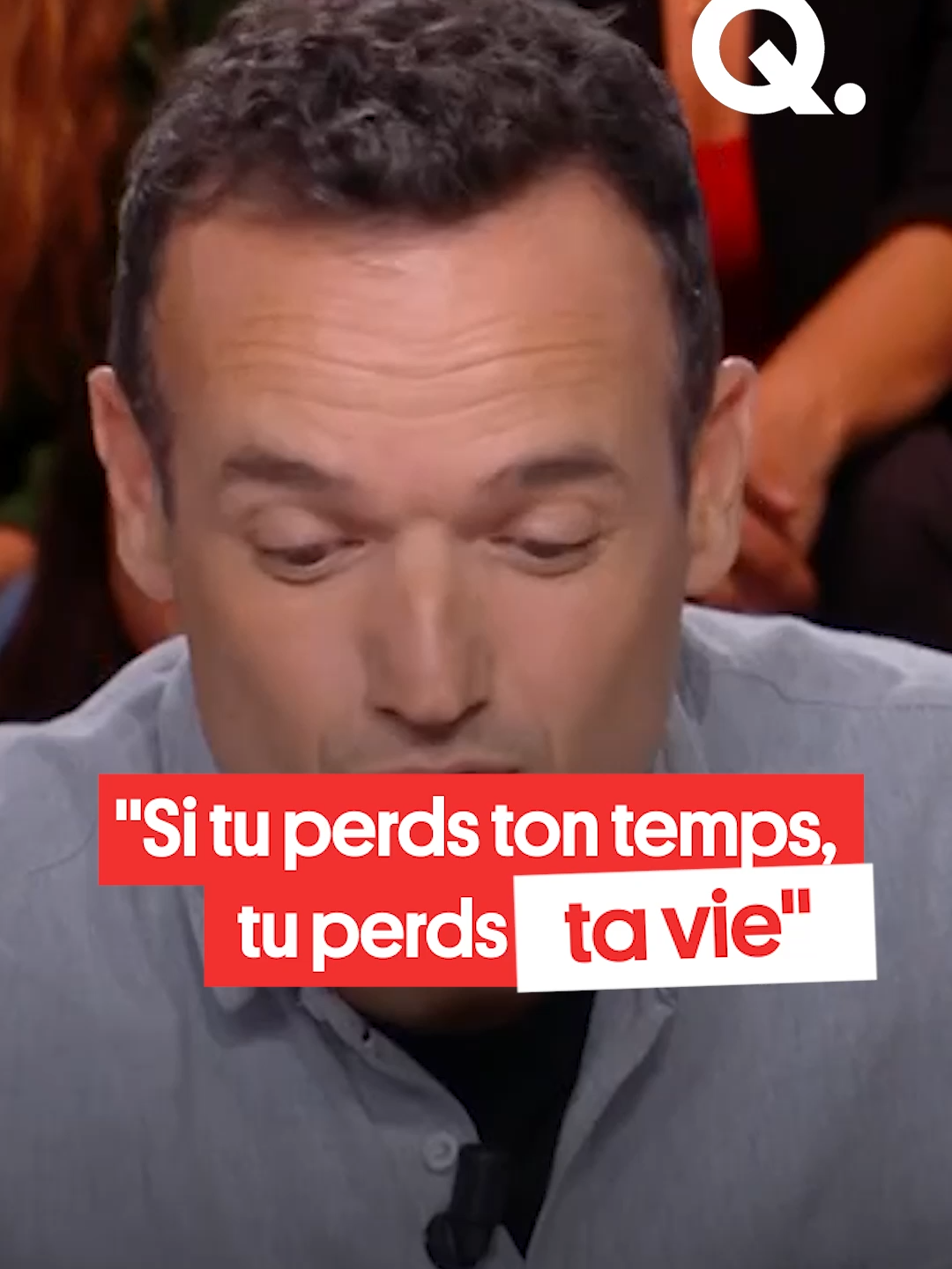 A post by @quotidienofficiel on TikTok caption: “J’ai pas le temps de NE PAS être heureux” Fabien Olicard a une méthode bien à lui, un poil obsessionnel et morbide, pour profiter de la vie : en se rappelant sans cesse le temps qui lui reste. #tiktokfrance #onregardequoi #quotidien #actu #interview #temps