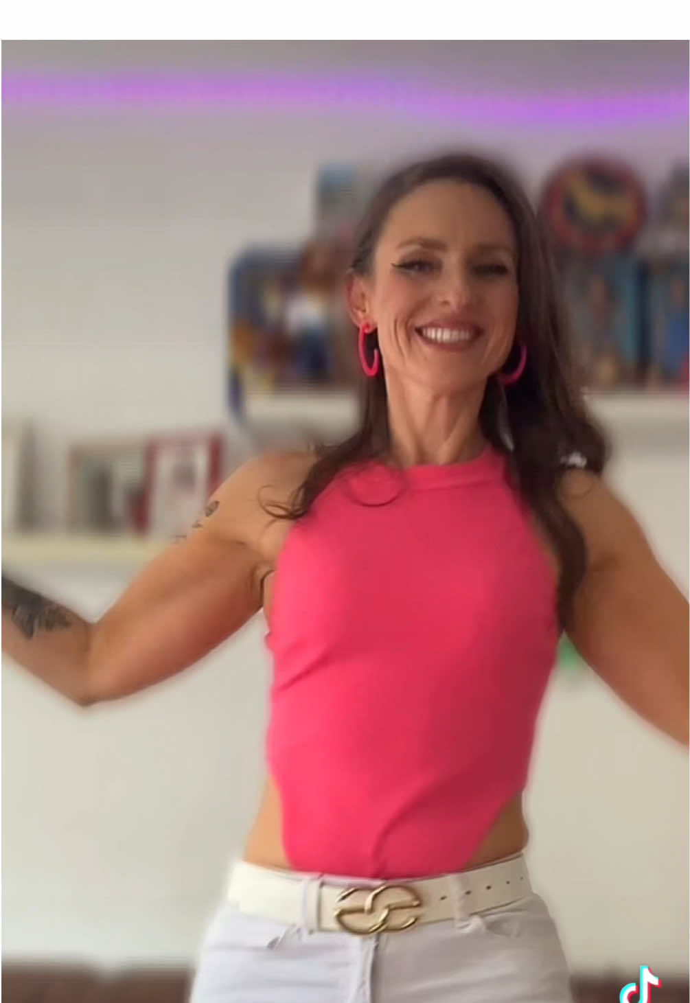 A post by @just_me_just_tine on TikTok caption: 🩷🤍🩷🤍das die Sonne wieder kommt 🫣🌸 ich wünsche euch einen wundervollen Montag Abend 🩷🫶🏻#80smusic #80skid #90skids #90sthrowback #goodvibes #just_me_just_tine #womanover40 