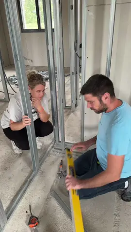A post by @jeremlaura_ on TikTok caption: Pas facile de travailler en couple pour la construction 🤣🤣