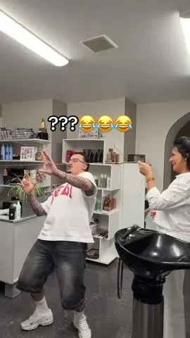 A post by @ninogashi on TikTok caption: Wenn das Viral geht fress ich n Besen 🧹. #fyy #fail #mama #balkan #challenge #game #prank #comedy #funnymemes #explore #dance #funny 