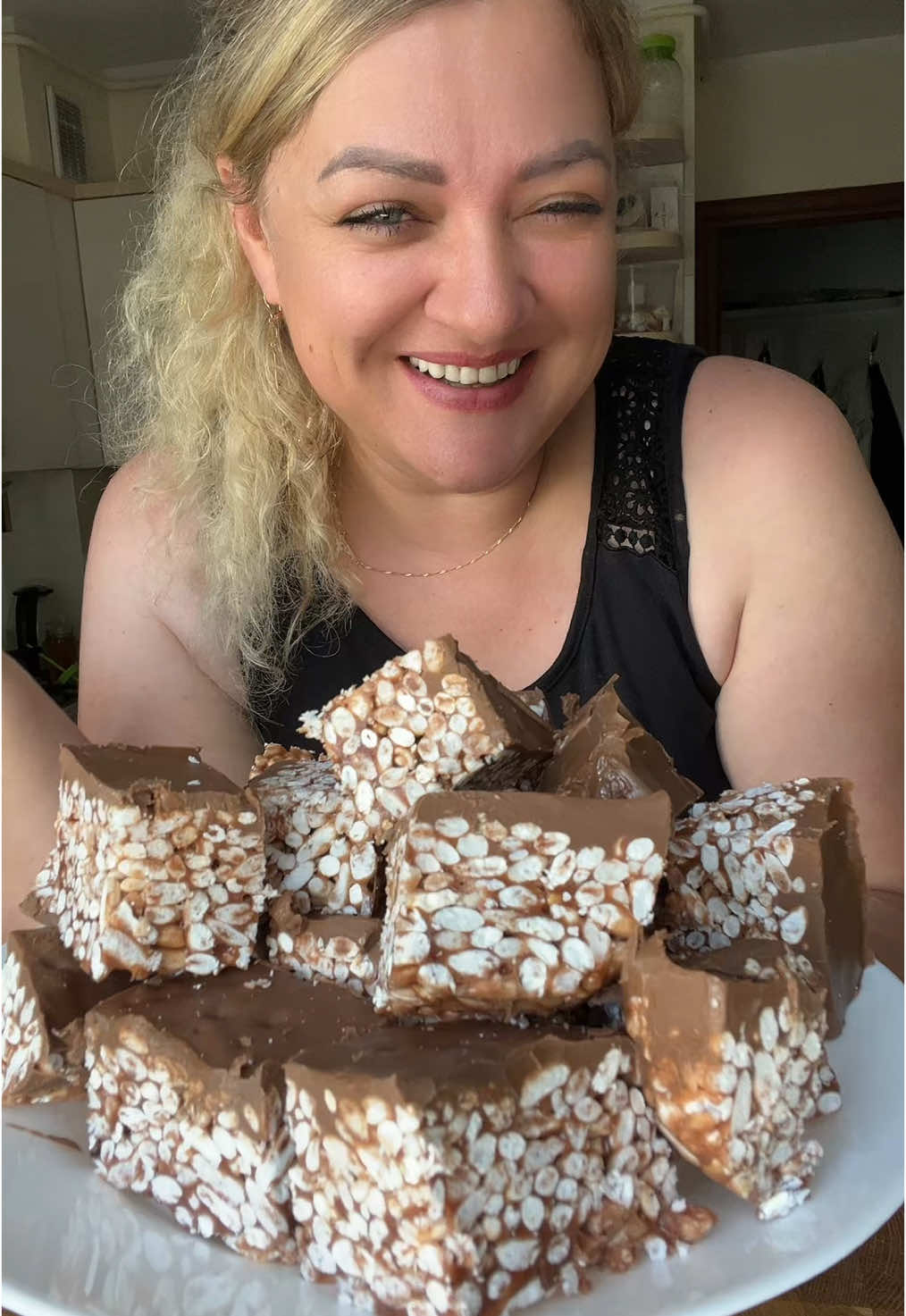 A post by @viki_iwa on TikTok caption: Опять я к вам с вкусным десертом 🫶🧚‍♀️🧚‍♀️🧚‍♀️ Ингредиенты  Сливочное масло 70 г  Три батончика Марс (1 -51 г) Маршмеллоу 200 г  Воздушный рис 100 г  Шоколад 200 г  Приятного аппетита  #десертбезвыпечки#бездуховки#домашняякухня#воздушныйрис#маршмеллоу#простойрецепт#десерт#вкусноипросто