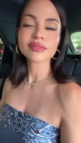 A post by @nattinatasha on TikTok caption: Hay amistades que se convierten en eso… con derecho o lo prohibido, verdad? 🤭😇😏 #friendshipgoals 