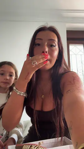 A post by @chiaaarita on TikTok caption: menos el bikini rosa todo es un 10/10