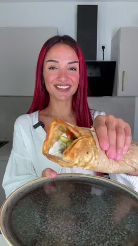 A post by @su_ice_ on TikTok caption: Smashed Beef Wraps 😋 Zutaten für 2 Stück: 250gr Hackfleisch, Salz, Pfeffer, Chili, Petersilie, Knoblauchpulver, Paprika edelsüß, Kreuzkümmel, Vegeta und arabisches Fladenbrot.  Viel Spaß beim nachmachen 😊 #Foodtiktok #foodie #fy #viral #easyrecipe #simplerecipe #rezept #foodtrend #trend #wrap #beefwrap #smashed 