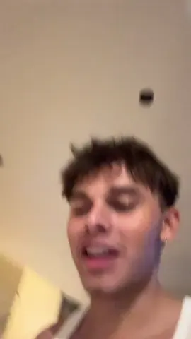 A post by @maelplat on TikTok caption: Donnez nous des idee de séries/film en anglais facile a comprendre 😂😂