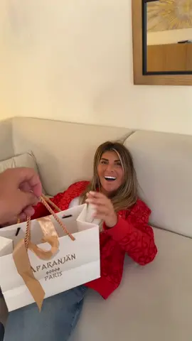 A post by @justt__zizouu on TikTok caption: Elle aime trop son cadeau 😍 code promo 20 % : GLOW valable sur le site et en boutique @APARANJAN_PARIS  COLLABORATION COMMERCIAL 