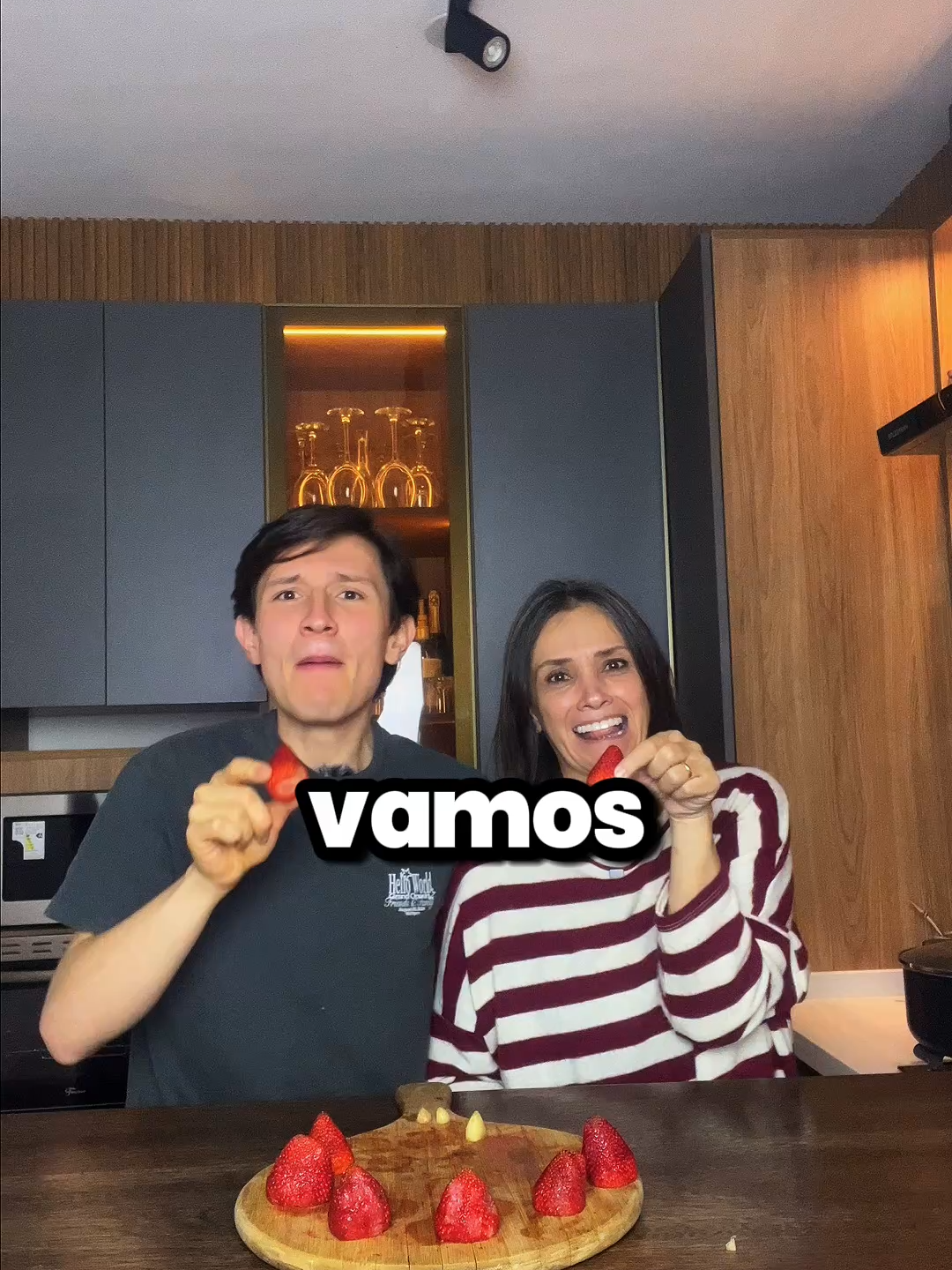 A post by @fabrublacutt_ on TikTok caption: ¿Quién comió la fresa ENVENENADA? 🍓😂 @paolaescobar_73