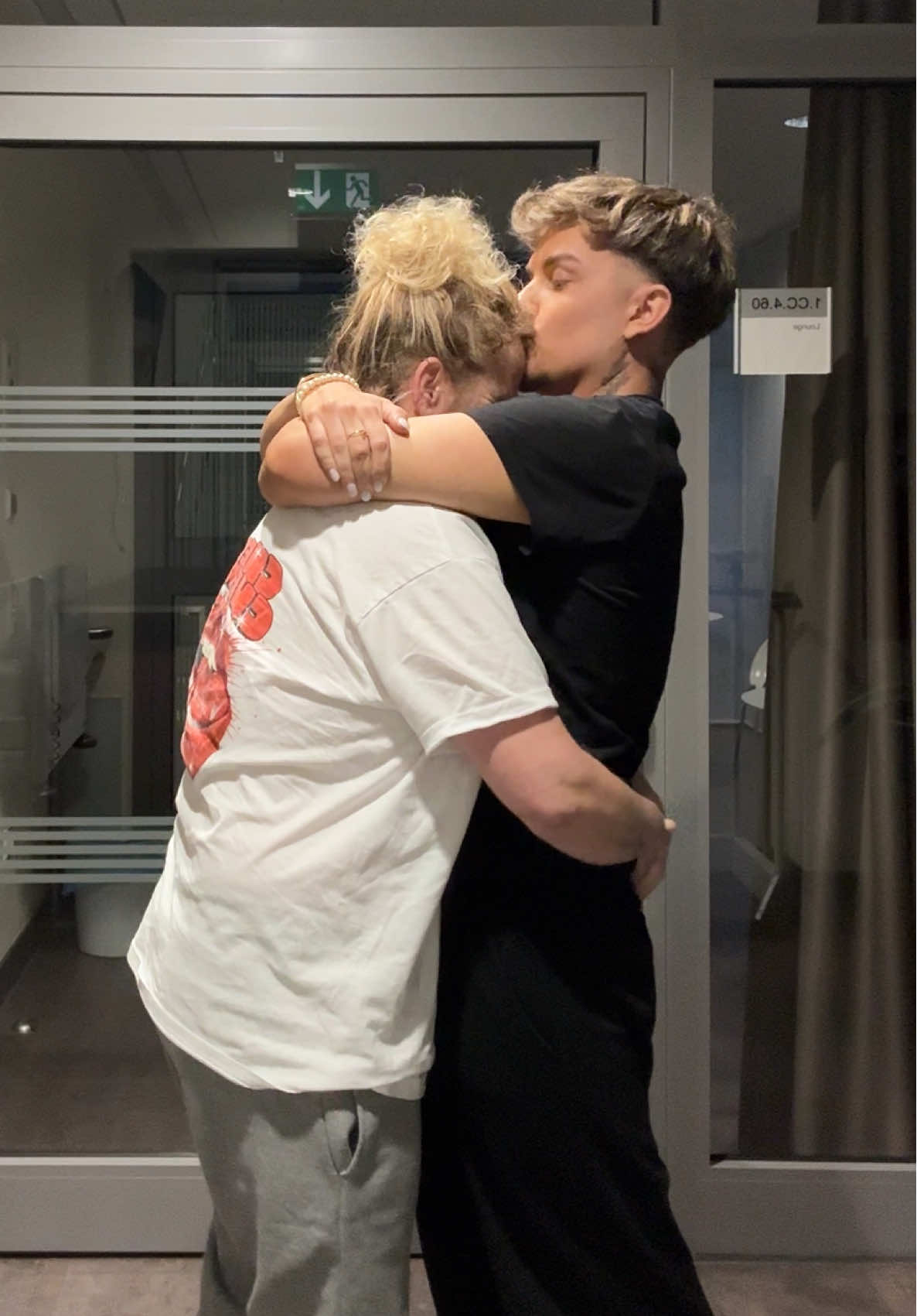 A post by @twenty4tim on TikTok caption: Ich muss mich von meiner Mama im Krankenhaus verabschieden, weil ich für 4 Wochen weg bin 😭 Das bricht mir mein Herz 🥺 #operation #abschied #mama 
