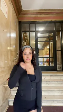 A post by @dianaswrldd_ on TikTok caption: todavía estoy aprendiendo hacer el trip out 😭😭 #foryoupage #nyc #fyp 