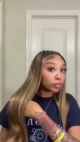 A post by @jaaygotjokess on TikTok caption: 😍😍😍@tinashehair #tinashehair #gluelesswig 