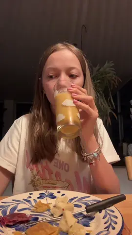 A post by @honeyvilu on TikTok caption: Parezco sin cejas JAJAJ pero es porque no me maquille hoy jeje👹