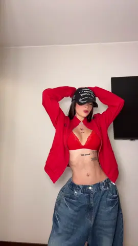 A post by @katteyes on TikTok caption: con mi outfit verde 💚