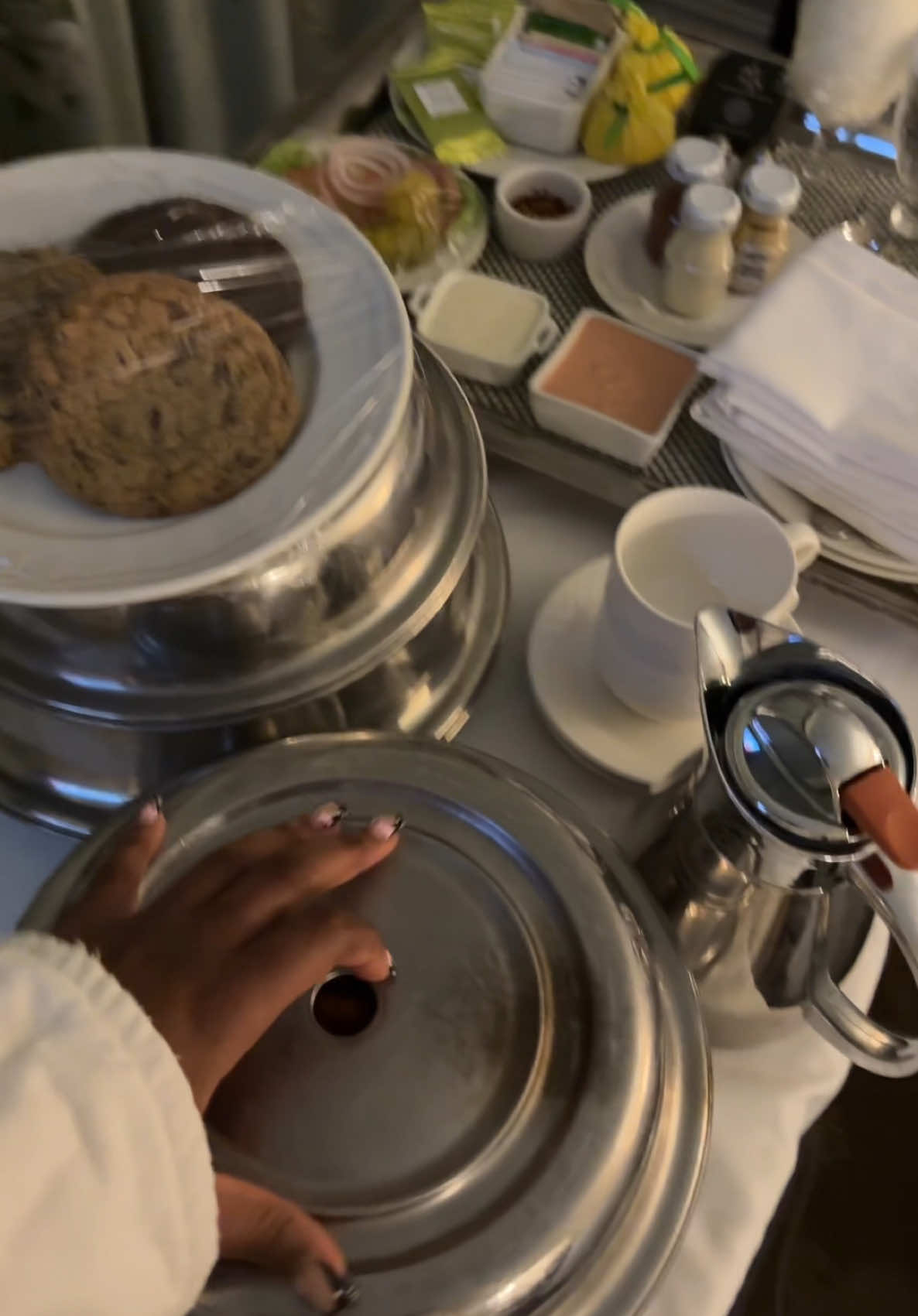 A post by @aiyannace on TikTok caption: I love a late night room service 🙂‍↕️ #roomservice #burger #wings #pepperminttea 