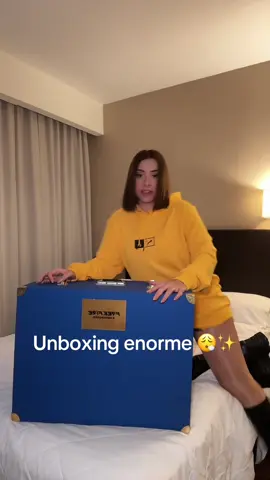A post by @machikayt on TikTok caption: Me llegó un paquetote sorpresa por el aniversario de free fire 😍 #8AniversarioFF #FreeFire @Garena Free Fire LATAM 