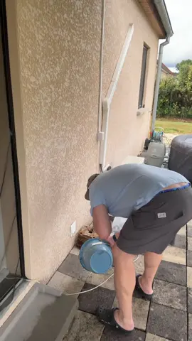 A post by @lvprvention on TikTok caption: 🩸Nez qui saigne ? Le mauvais geste peut aggraver la situation 😱 👉 Je vous montre quoi faire pour stopper un saignement sans danger. Regardez bien, ça peut servir à tout le monde 👇 #SaignementNez #GestesQuiSauvent #Prévention #PremiersSecours #AstuceSanté #TikTokSanté #RéflexeUtile #StopSaignement 