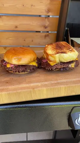 A post by @bbqdad1985 on TikTok caption: Smash Burger, welchen wählst du?#bbqdad#burger#EasyRecipe 
